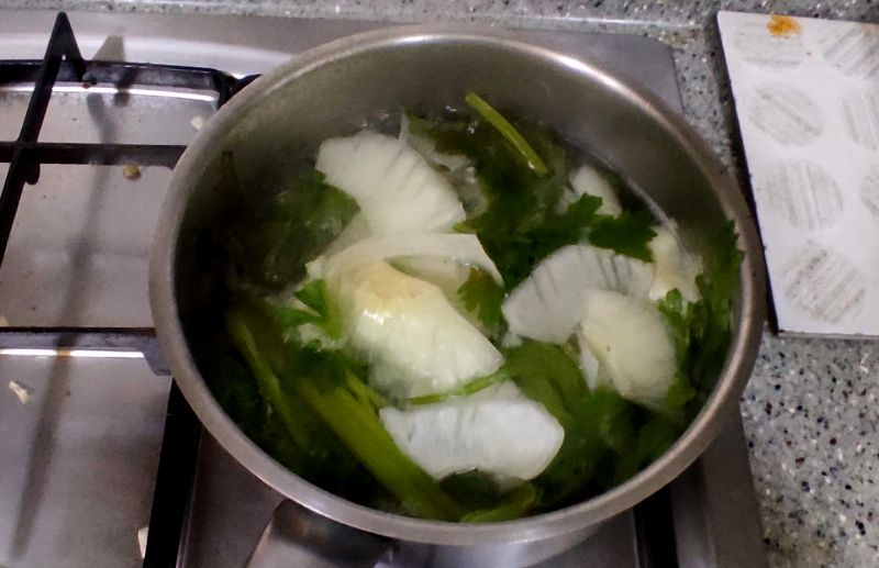 꼬다리 채소나 사용하지 않는 샐러리 잎을 물에 끓이는 사진