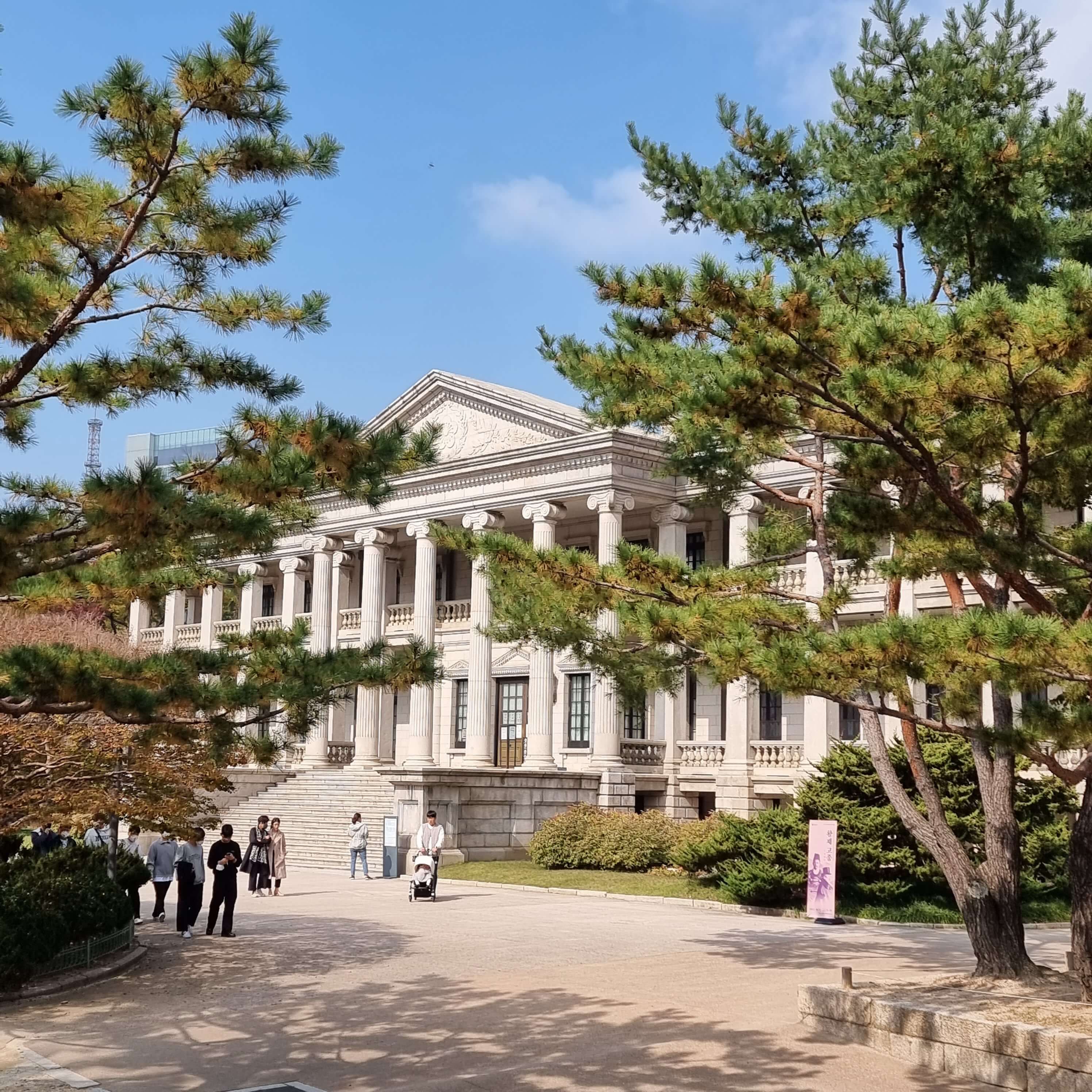  덕수궁 돌담길을 걸으며