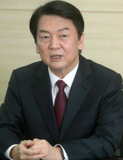안철수 검은 정장 입고 있는 모습