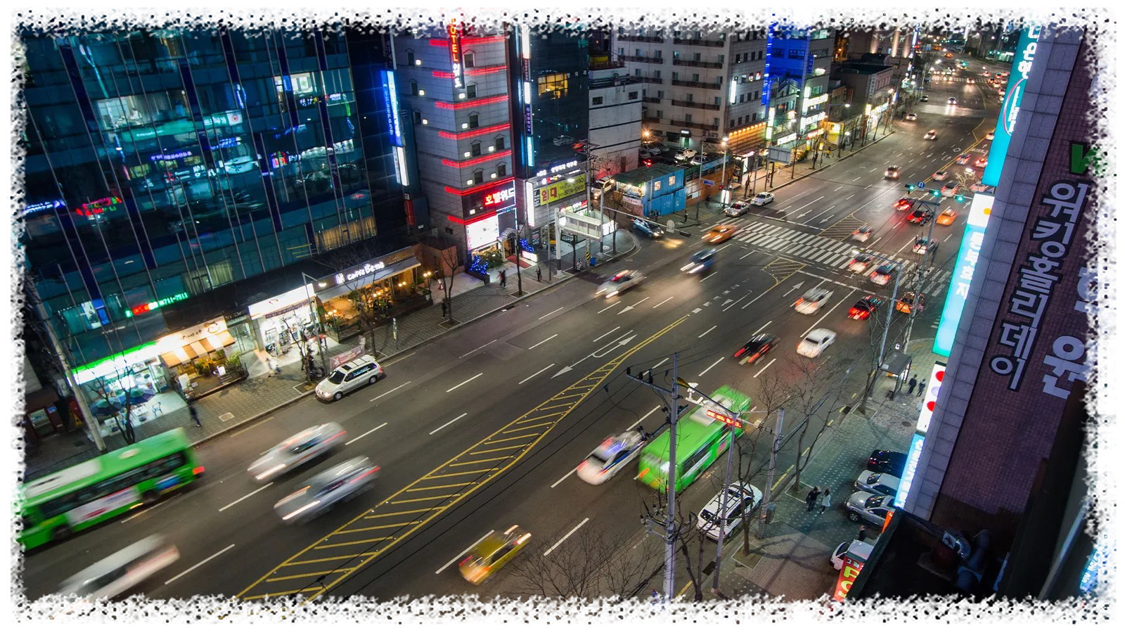 신천은 서울 최고의 밤문화 지역 중 하나이며 도시의 수많은 네온 불빛을 볼 수 있는 최고의 장소입니다