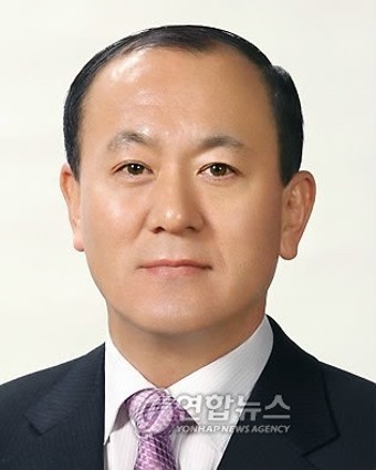  여성 가슴골에 카드 긁고…홍성주 제천 봉양 농협 조합장 성추행 의혹 '충격'