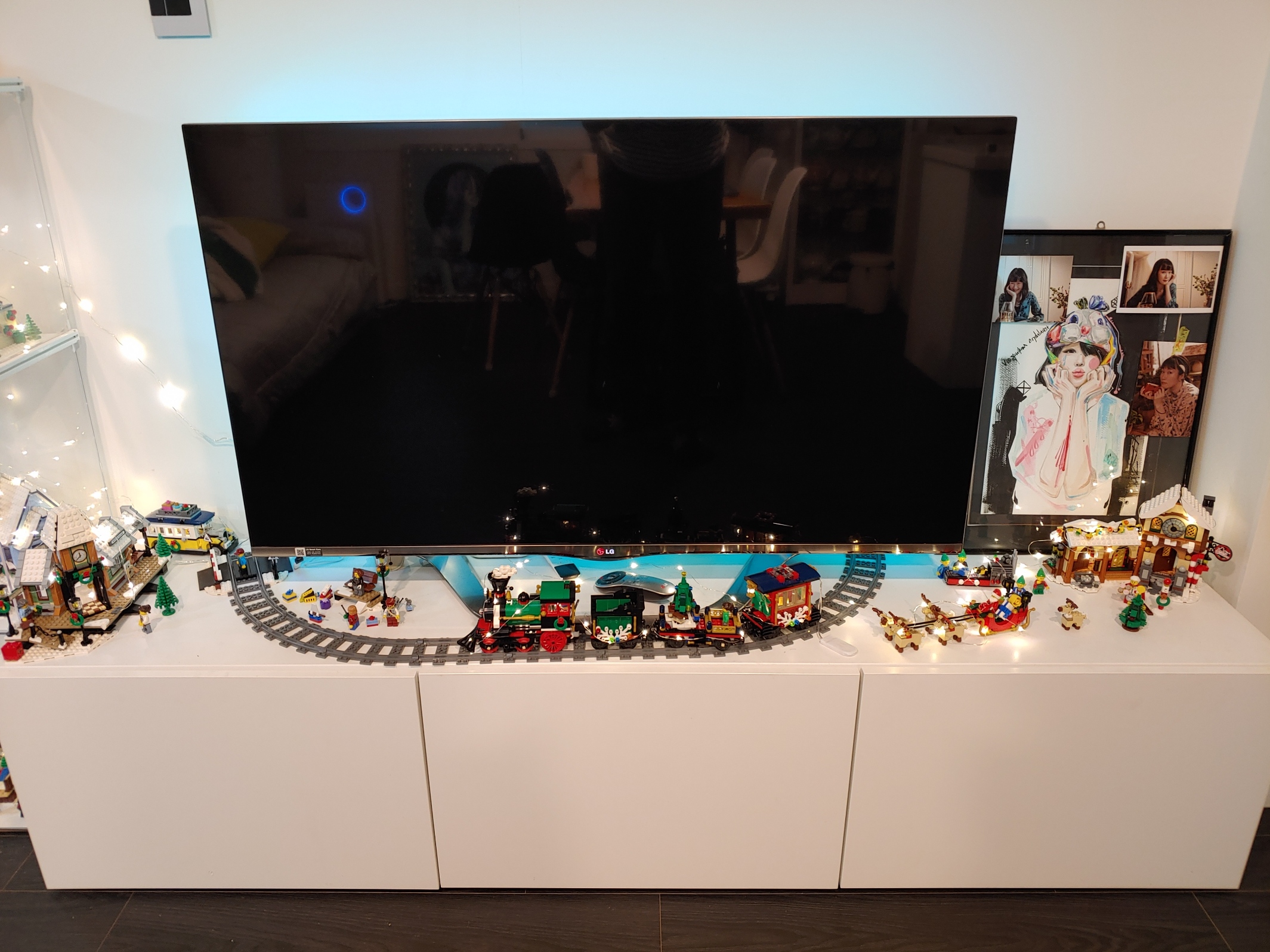크리스마스 윈터 제품 전시 - TV 앞 전시모습