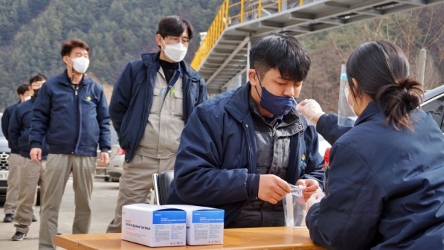  - '코로나 시대 각자도생' 음성 나와야 출근 전 직원 자가검사키트 배부