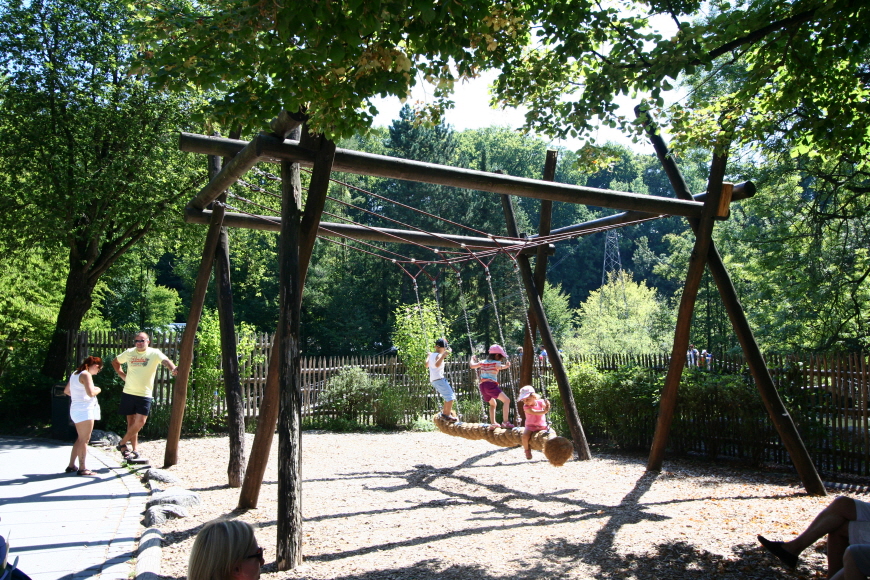 독일뮌헨-헬라브룬동물원-자연소재로-만든-놀이터