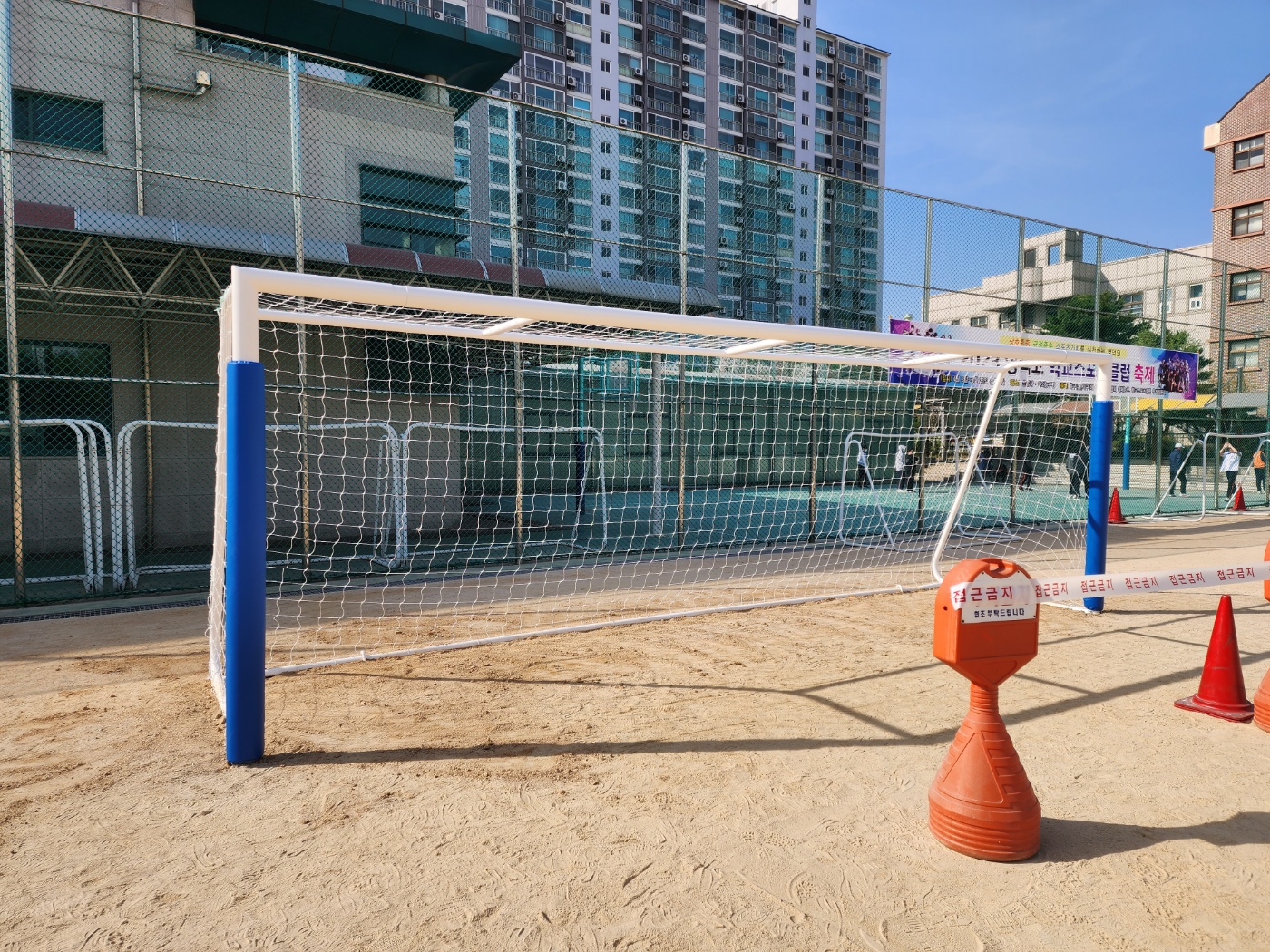  [날개스포츠] 수원영덕고교 축구골대보호대 설치, 골대보호쿠션 설치 작업