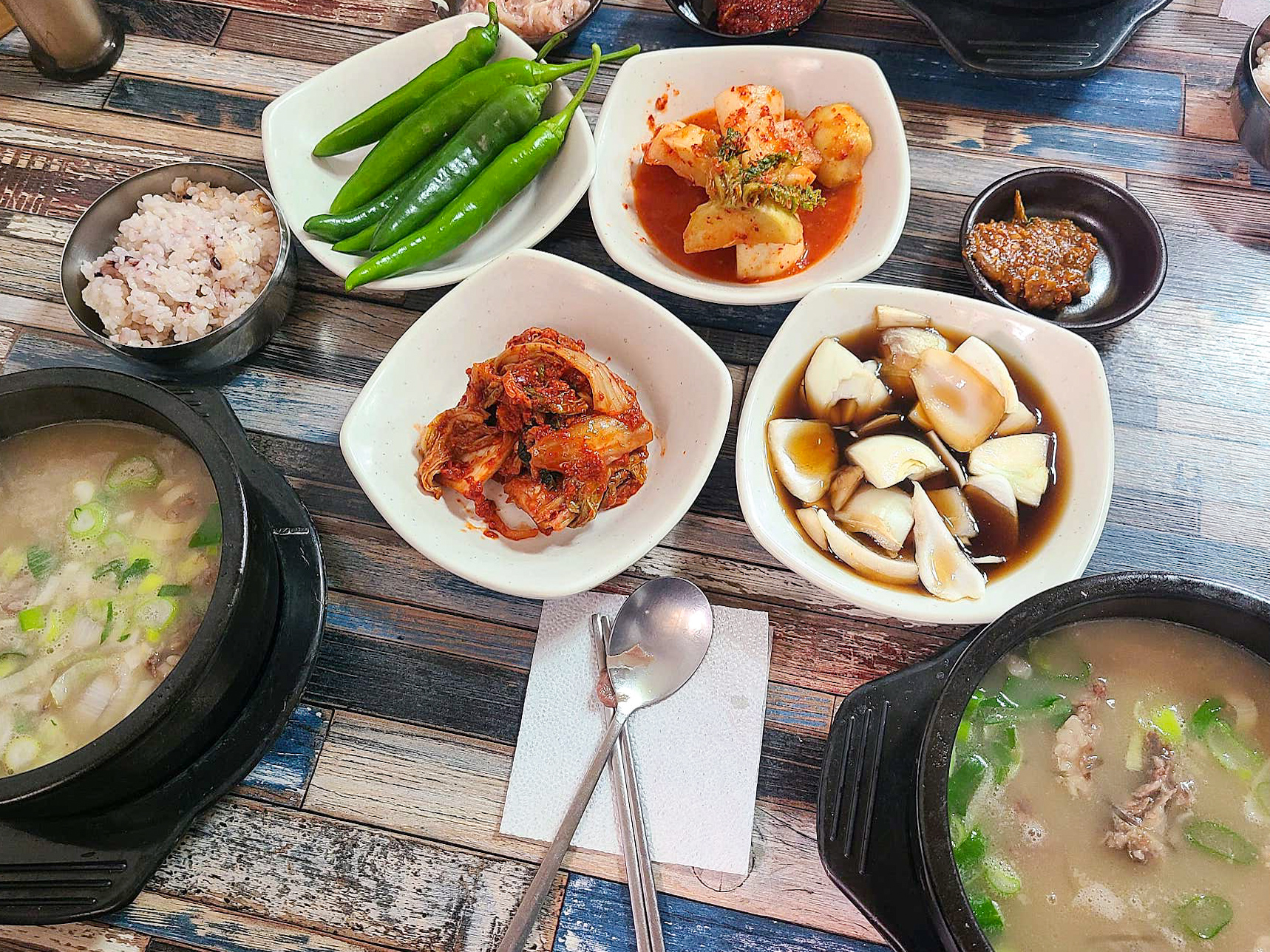 소머리국밥과 반찬이 테이블에 차려진 사진