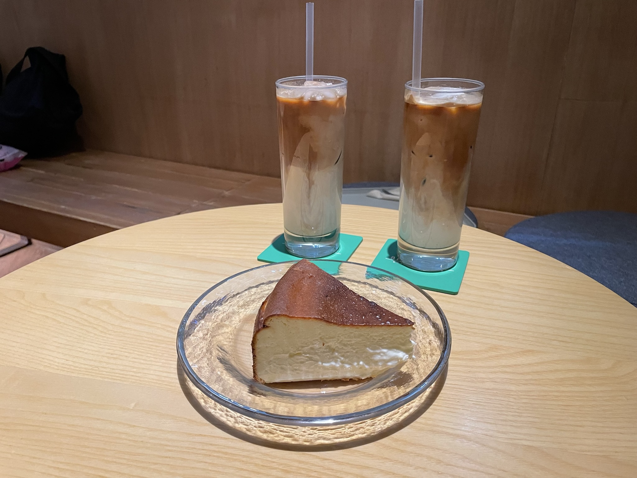라떼와 기본 바스크 치즈 케이크 사진