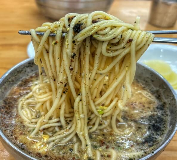 베테랑-칼국수메뉴-얇은-면과-걸쭉한-국물
