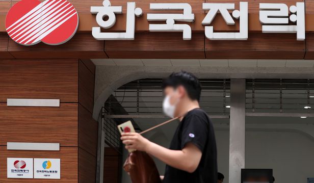  천문학적 적자 한국전력 한국은행 뺨쳐 한전 누적적자 메우려 채권 13조 발행 시중자금 잡아먹는 블랙홀 다른 채권 안 팔려 일반 기업들 어려움 3분기 전기요금 연료비 조정단가 공개 연기