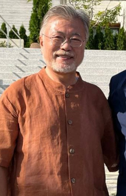  文, 정갈해진 흰수염 너머 '함박 미소'..권인숙 "사저 주변 주렁주렁 수갑, 정말 끔찍"