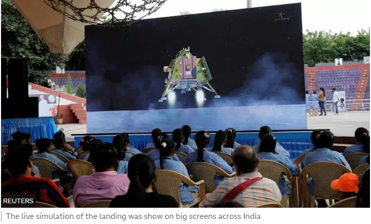 인도 찬드라얀 3호: 달 남극 근처 최초 역사적인 착륙 성공 VIDEO: Chandrayaan-3: India makes historic landing near Moon&#39;s south pole