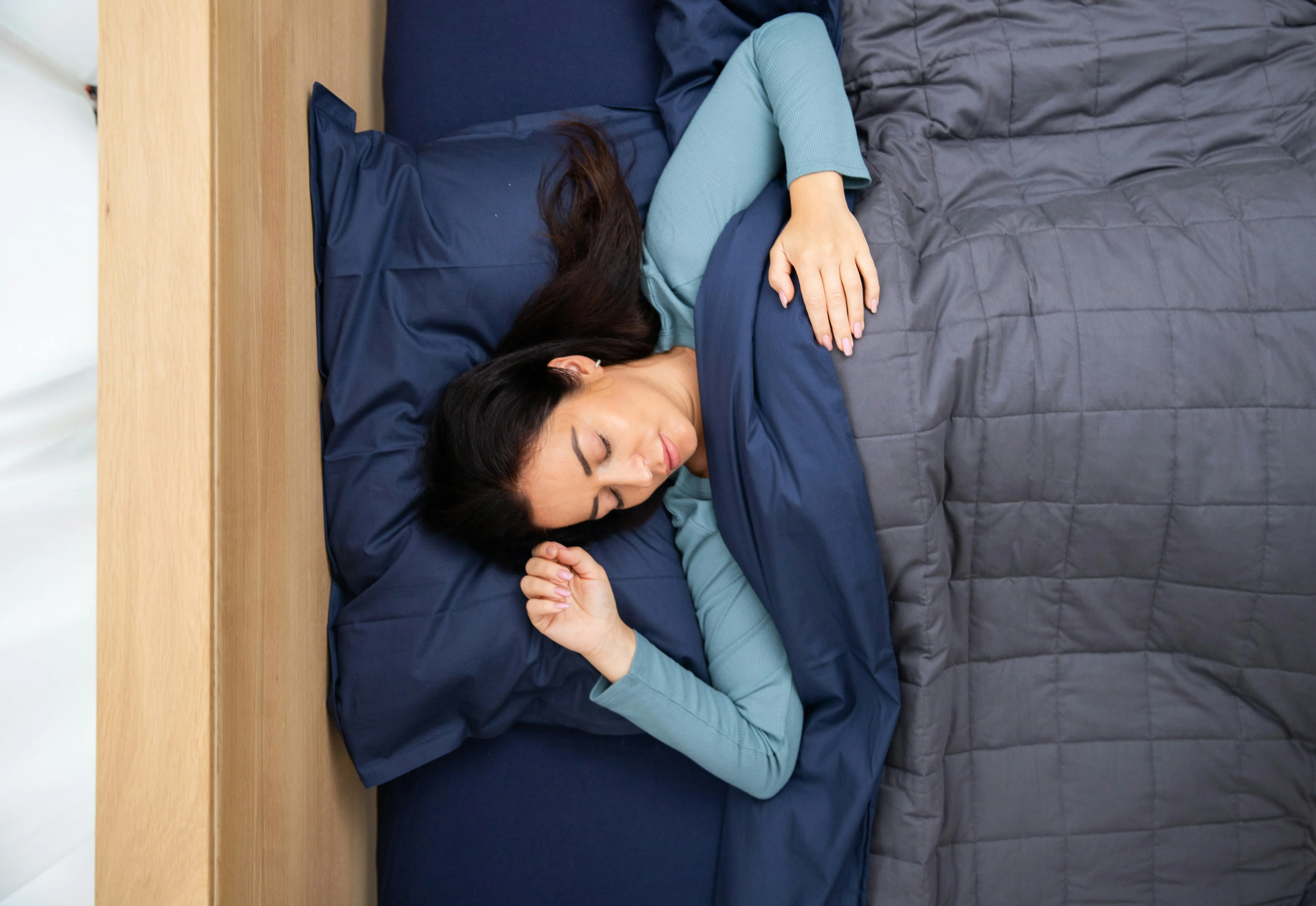 건강한 수면 습관과 회복. 편안한 침대에서 평화롭게 자는 모습을 보여주는, 번아웃 예방과 회복을 위한 양질의 수면의 중요성을 강조하는 이미지