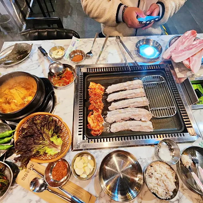 생방송 투데이 인천 연수구 옥련동 막 퍼주는 주인장 5&#44;900원 대패삼겹살 맛집