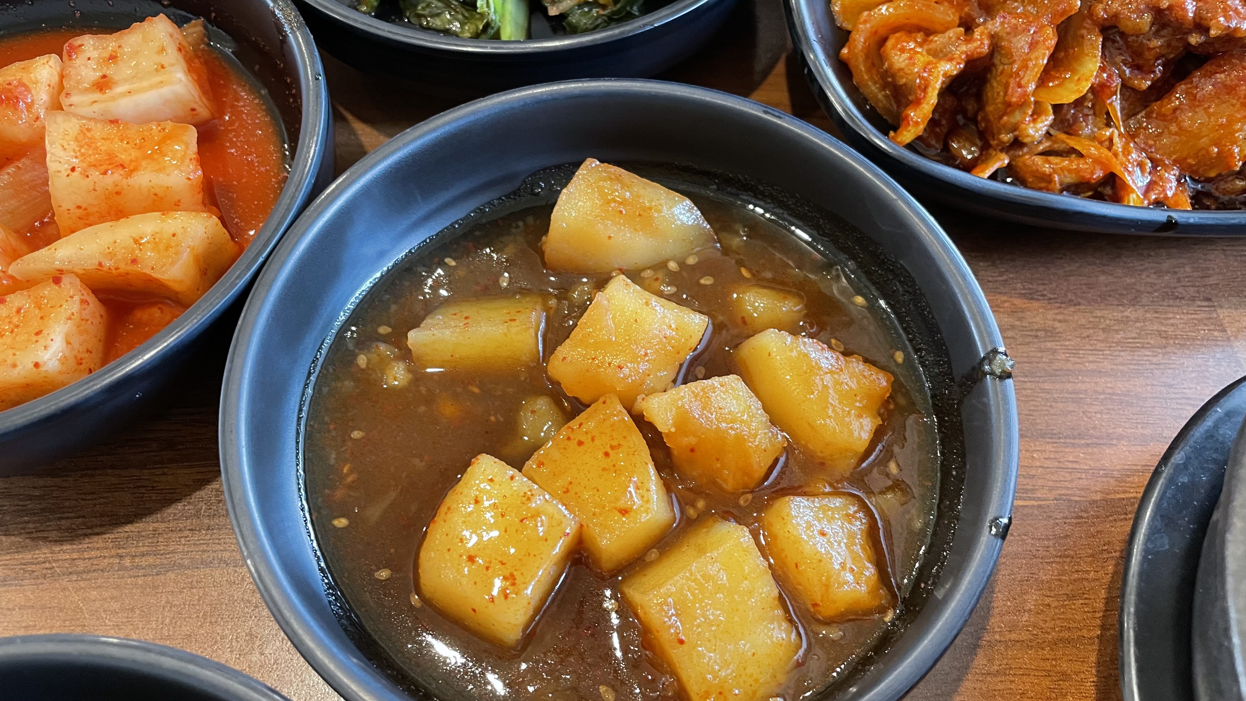 행복청국장 보리밥 기본반찬 감자조림