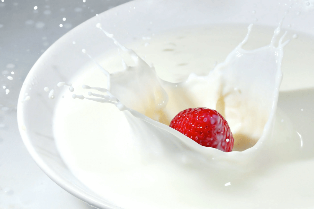 우유에 딸기가 빠지는 사진