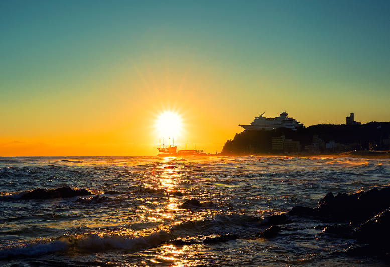 해돋이명소-정동진해변의배뒤로태양이떠오르는모습