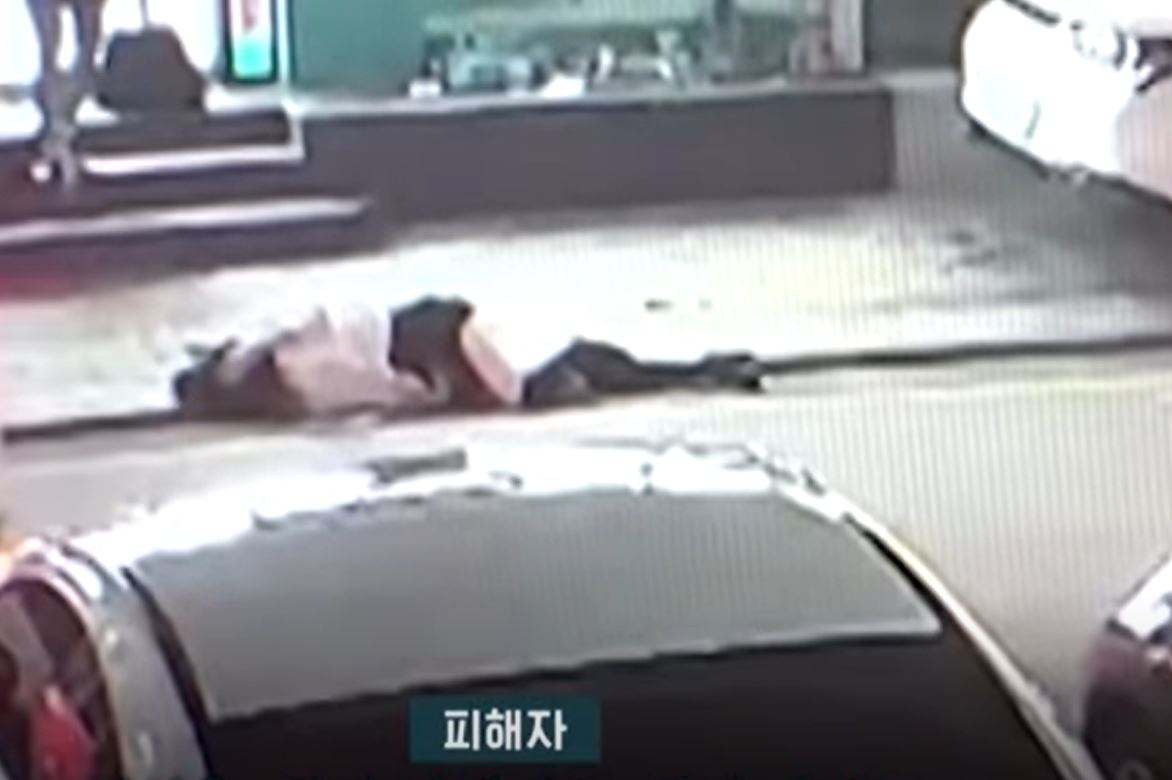 안면부에 풀스윙 펀치를 맞고 쓰러져 기절한 피해자