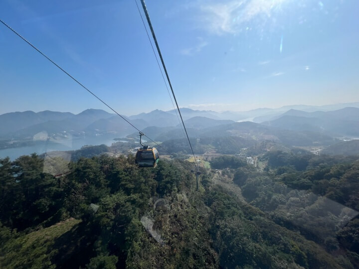 케이블카-안에서-밖을-보는-사진