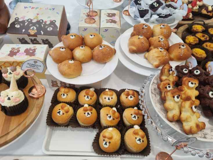 위파티에서 파는 곰돌이 소금빵과 쿠키 사진