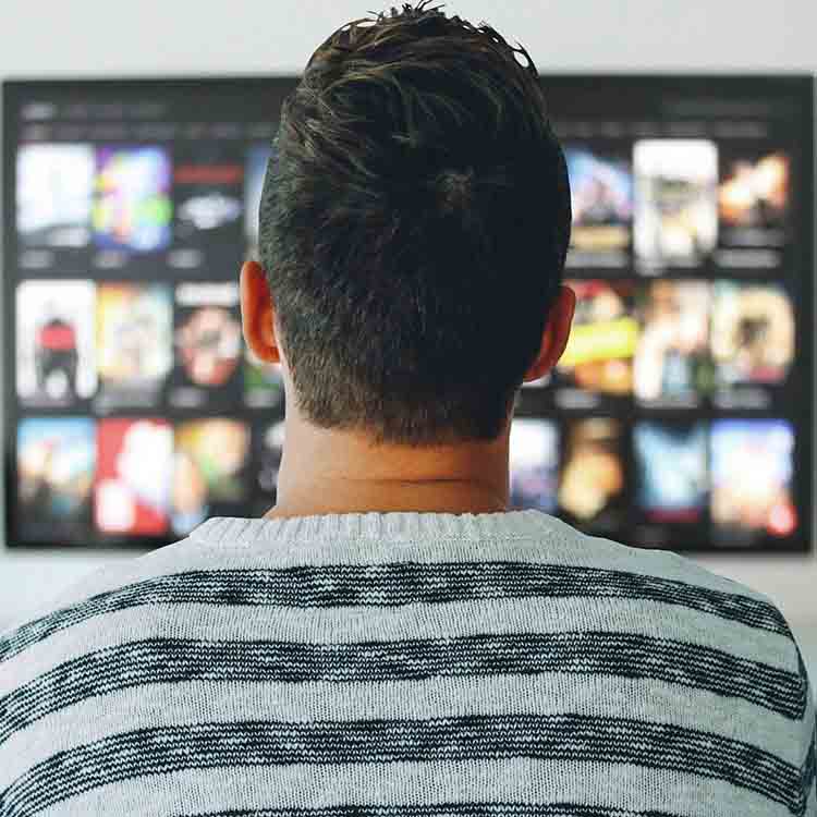 TV-보는-젊은-남성의-뒷모습