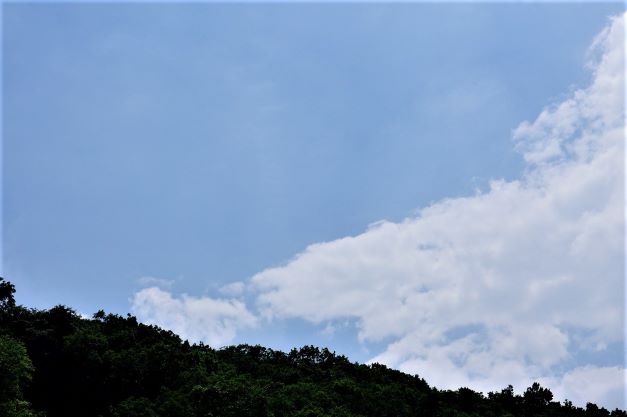 먼 산 위에 푸른 하늘 뭉게구름 풍경&#44;