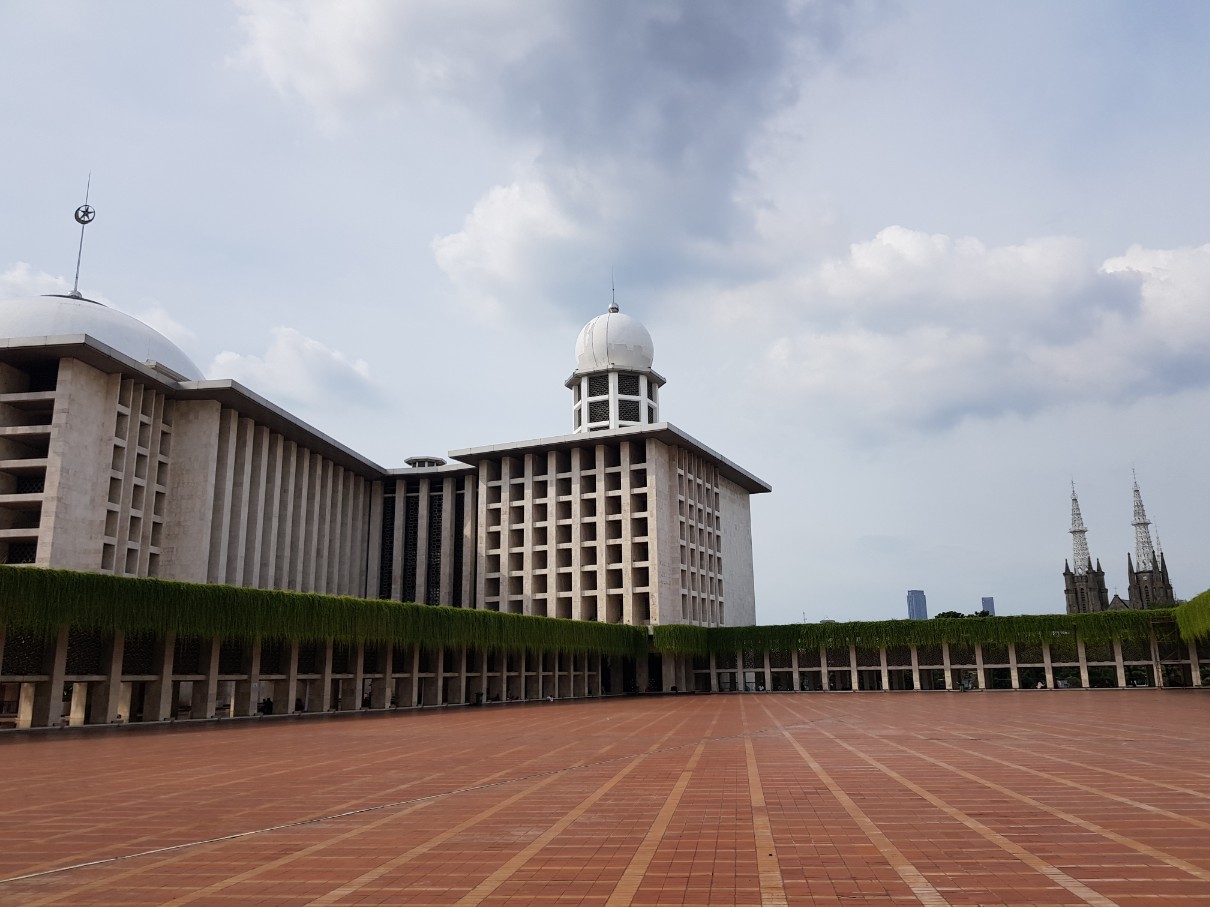 인도네시아 자카르타 무슬림 사원 Istiqlal Mosque - 주예배당 밖 공터