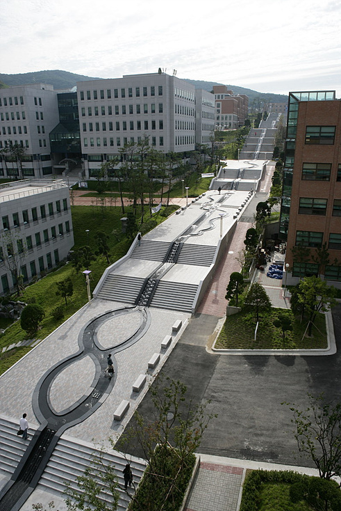  국내 모 대학교 안에 있는 만리장성