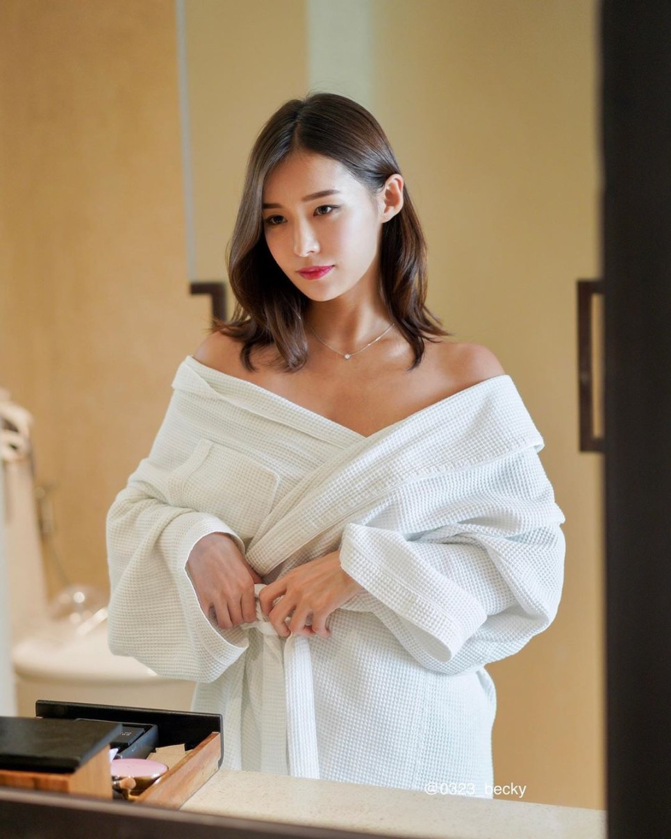  운동하는 일반인 회사원 수영복화보