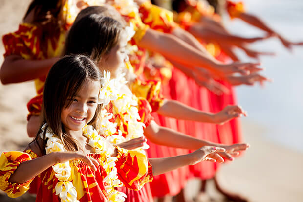 하와이안 소녀들의 훌라춤추는 모습
