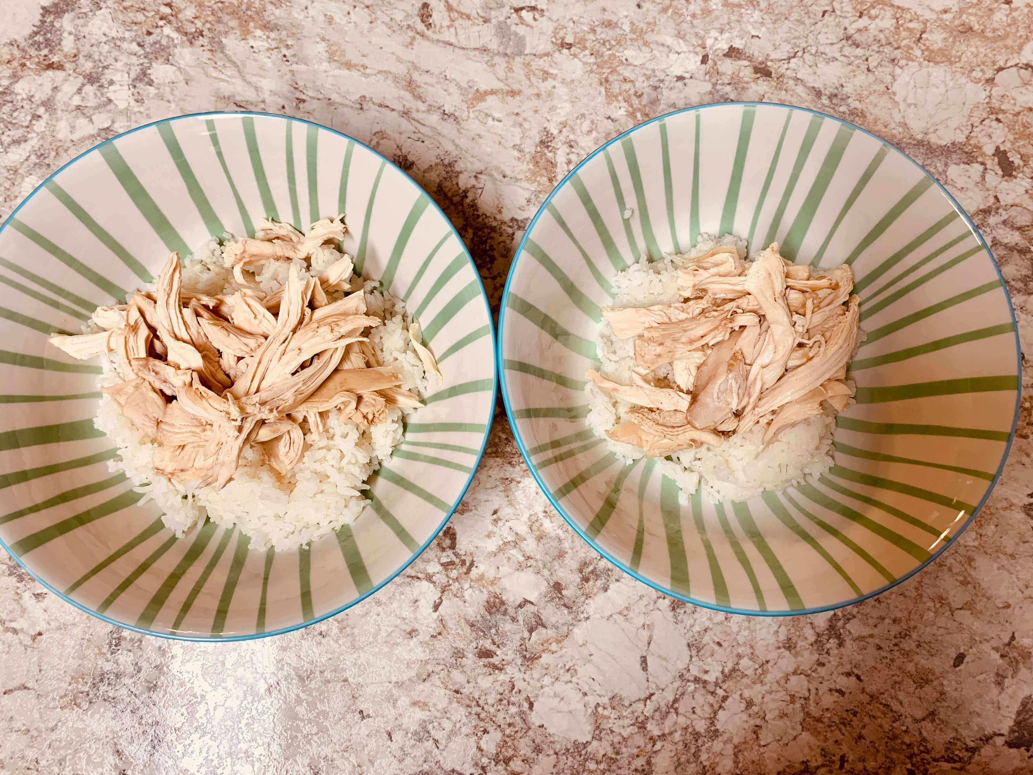 그릇-안에-흰쌀밥-찢은-치킨살이-올려진-모습