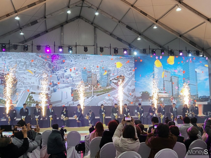한화건설부문이 12일 착공식을 열며 서울역 북부역세권 복합개발사업 공사를 시작했다. 사진은 이날 착공식에 참석한 내빈들의 시삽 모습.