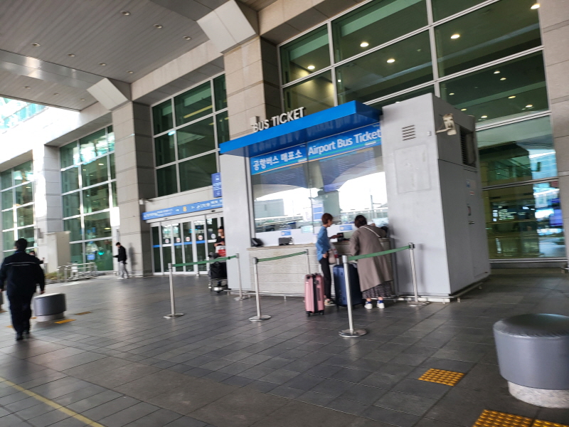 인천공항 도착후&#44; 공항버스 정류장 앞에 있는 티켓부스 실제 모습
