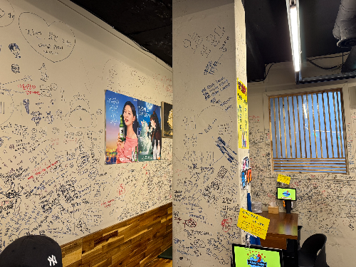 alt=&amp;quot;닭발맛집 영등포구청역 인근 얌얌불닭발의 인테리어는 손님들의 낙서로 정겨운 흔적들이 남아있다&amp;quot;