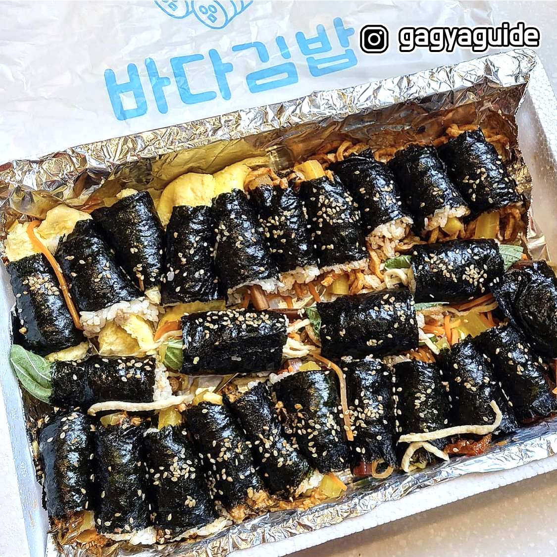 케이스에 가지런히 놓여 있는 꼬마 김밥