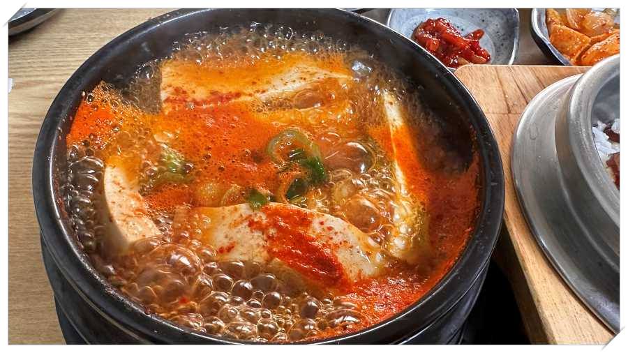 두부찌개가 보인다