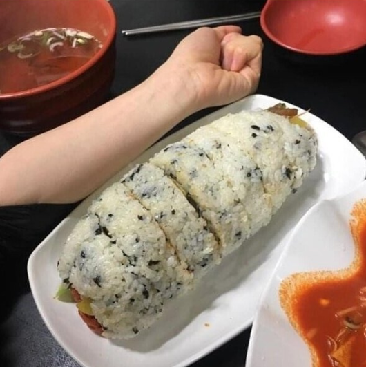  팔뚝 김밥ㄷㄷㄷㄷㄷㄷㄷ
