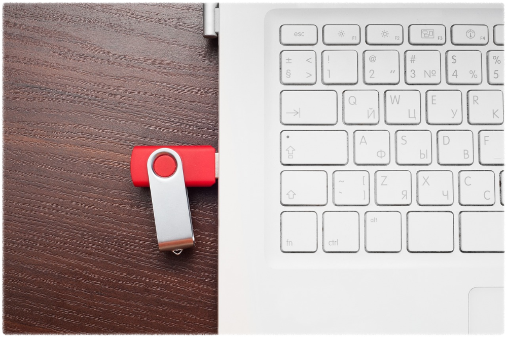 노트북과 USB 메모리