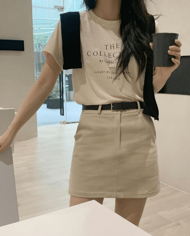 여자 하얀 반팔 프린팅 티셔츠 + 베이지 스커트 코디