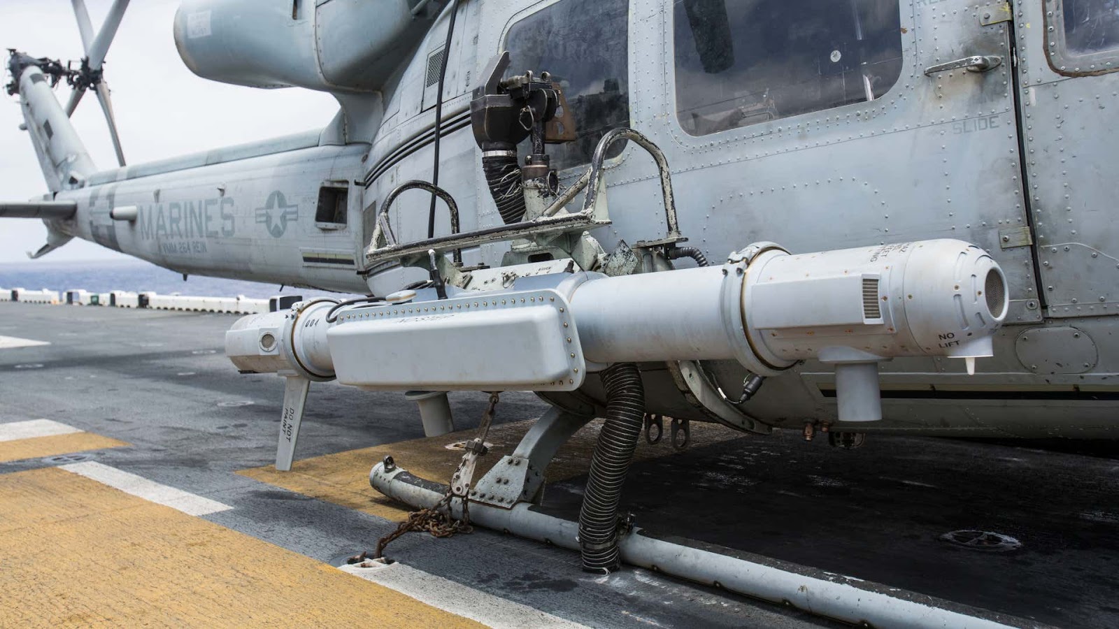 UH-1Y Venom 헬리콥터에 장착된 구버전 AN/ALQ-231(V)3 Intrepid Tiger Pod