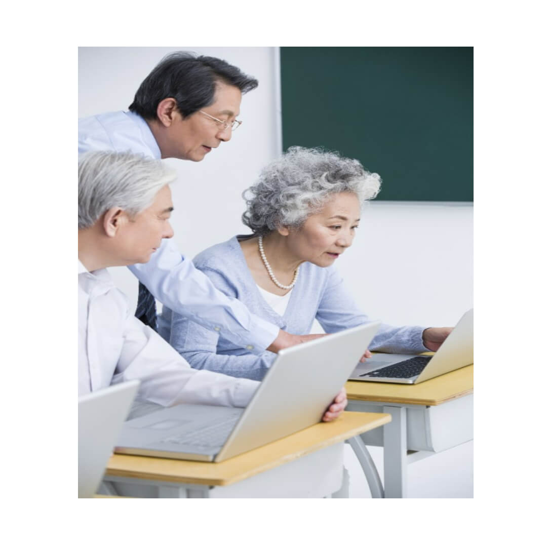 노인들이 컴퓨터를 통해 배우는 장면&#44; 평생학습&#44; 평생교육