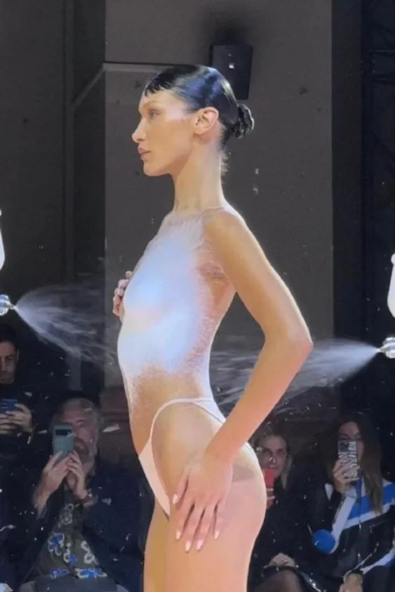 벨라 하디드의 코페르니 2023년 스프레이 드레스 시연장면 유튜브 영상 