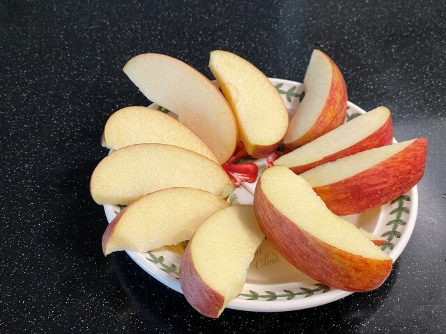 사과를 깍아서 접시에 올려놓은 모습