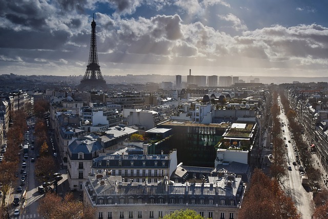 파리 시내에서 에펠탑을 찍은고각 사진으로 왼쪽은 어둡고 오른쪽엔 해가 비치는 풍경
