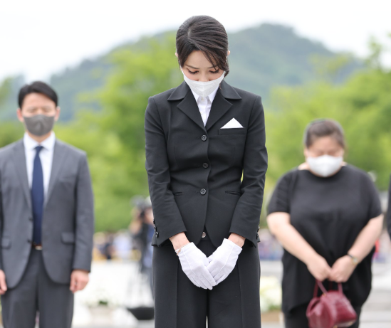 봉하마을에서 묵념을 하는 김건희