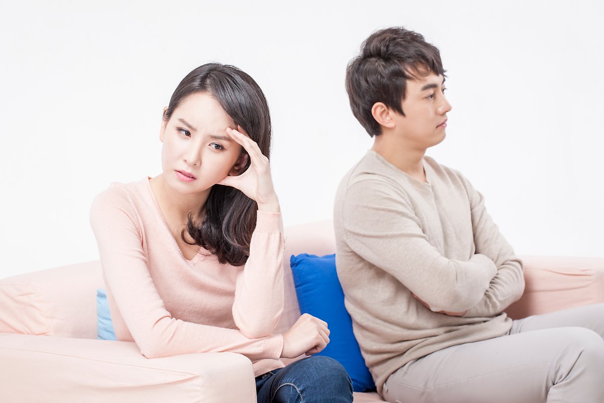 "자기야 엄마가 우리 전 재산 관리해준다고 월급 전부 엄마통장으로 넣으래!" 우리부부 재산 시어머니에게 맡기자며 계약서 들이밀고 사인하라는 남편..