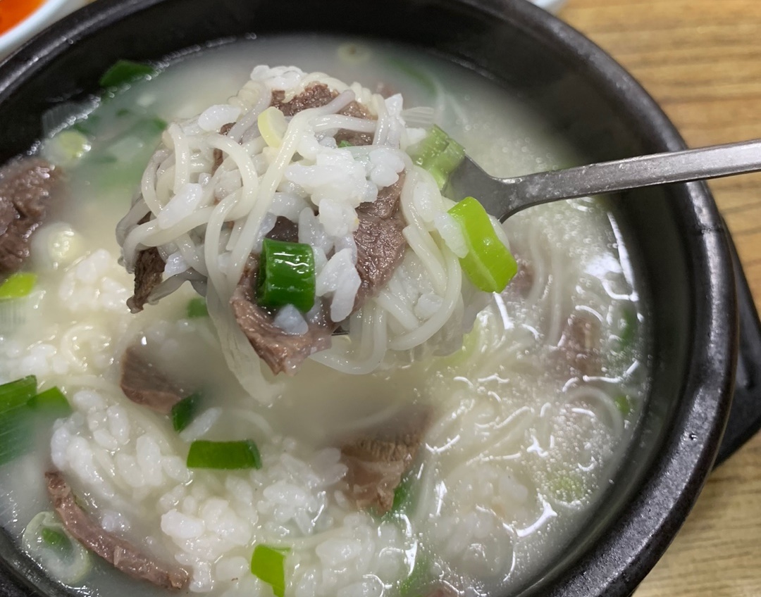 국수 사리와 밥을 함께먹는 설렁탕