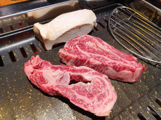  [리뷰][맛집] (용산 보광동) "육 고깃집" '한우암소 육회', 한우암소 꽃 새우살', '왕 갈비탕' (내돈 내먹)