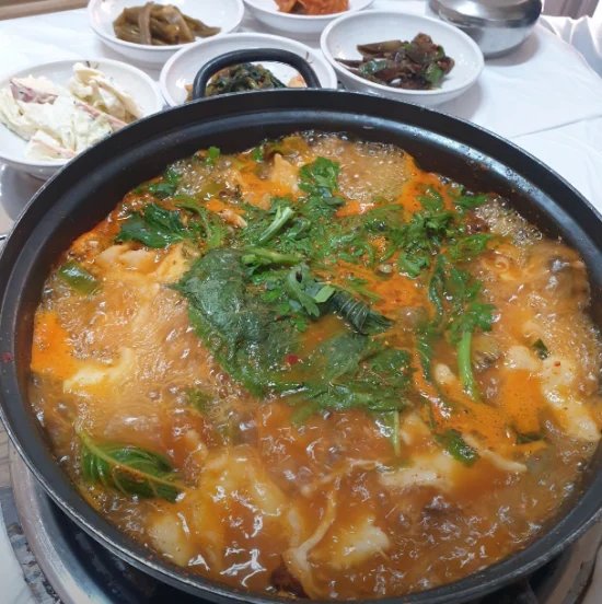 산 밑의 집