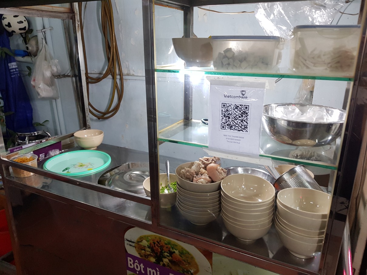 호치민 빈탄군 로컬 맛집 베트남 중부 음식 전문점 Quan Hue O Man - 식당 입구 이동식 가판대