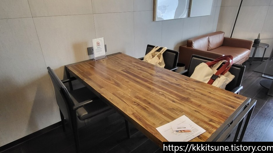 가로수길 포포인츠 바이 쉐라톤 서울 강남 거실 테이블